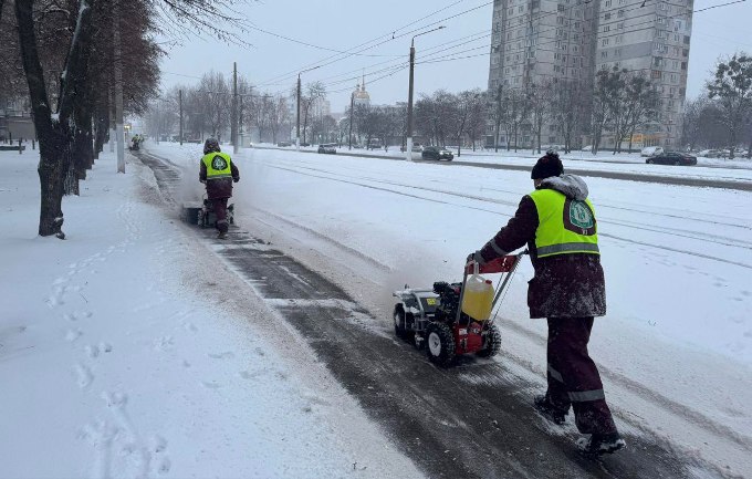 Прибирання снігу в Харкові